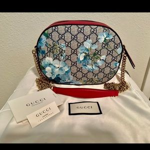 Gucci blooms crossbody bag, like new.. no stains or odors!